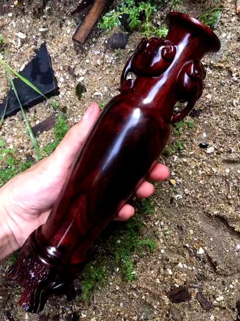 小叶紫檀复古型花瓶一对全实心立体雕刻而成相当耗料这种材质我非常喜欢瓶耳