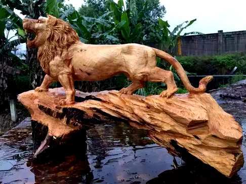 崖柏脱骨料题才“百兽之王”狮子造型宏伟有巨大的威慑力形态生动有着神