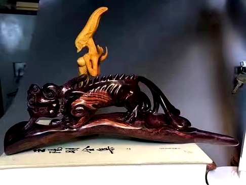 海南黄花梨紫油梨鸿款雕刻《螭虎》案头摆清库12999元。长280毫
