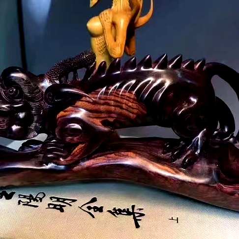 海南黄花梨紫油梨鸿款雕刻《螭虎》案头摆清库12999元。长280毫