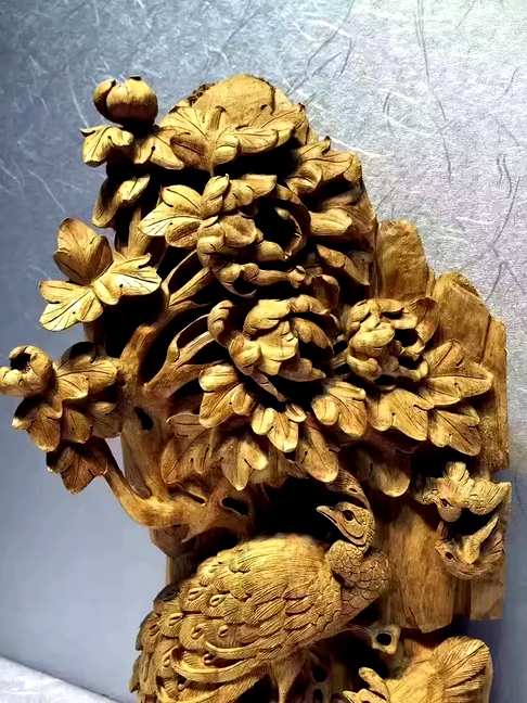 4200品名《孔雀牡丹》材料采用印尼天然沉香香味浓郁、雕工精