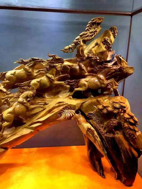 秦岭老料《八骏雄风》以周穆王八骏为题材八匹马形态各异飘逸灵动形神俱足。
