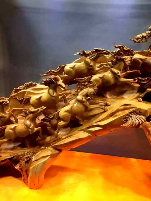 秦岭老料《八骏雄风》以周穆王八骏为题材八匹马形态各异飘逸灵动形神俱足。