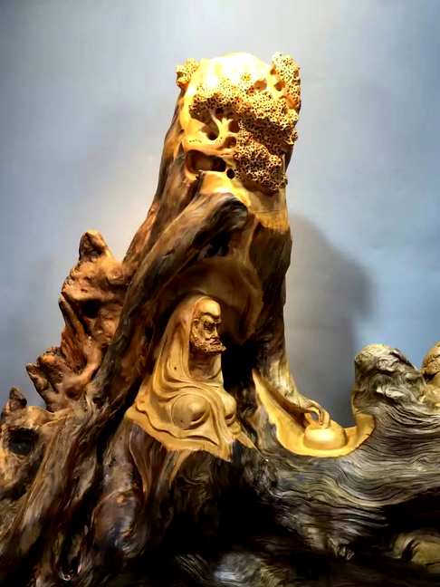 达摩入定》取材于千年崖柏可谓此树造型优雅。