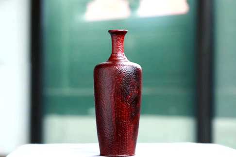 花瓶造型典雅色泽沉着稳重木质细腻纹理清晰优美的造型是