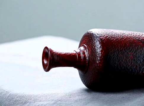花瓶造型典雅色泽沉着稳重木质细腻纹理清晰优美的造型是