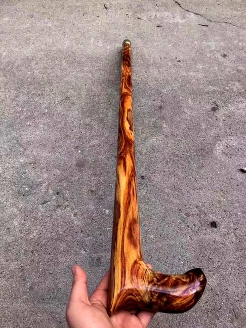 海南黄花梨连把拐杖整料打造无拼接一体造型的非常好。天眼排排站花纹满杖