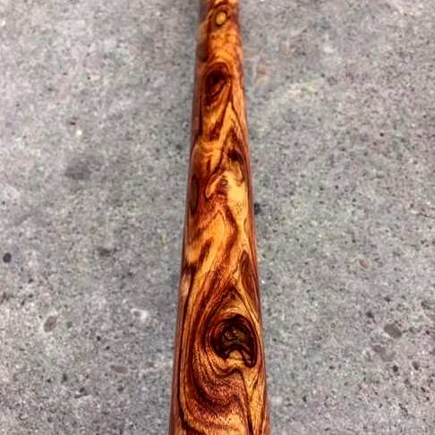 海南黄花梨连把拐杖整料打造无拼接一体造型的非常好。天眼排排站花纹满杖