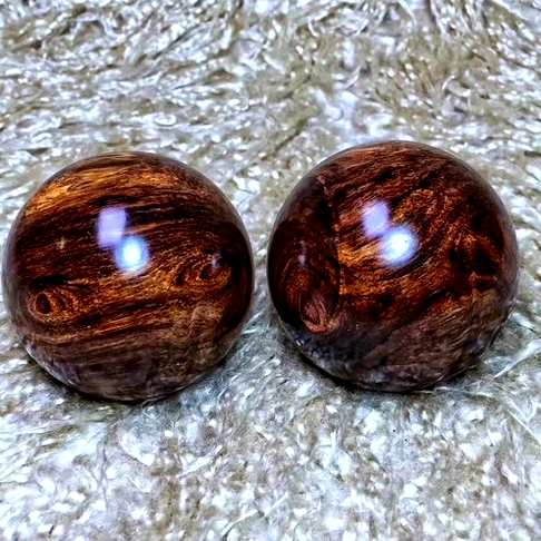黄花梨保健球海南油梨老料、5.0大球、正面鬼脸+对眼、背面劲爆水波纹纹理、