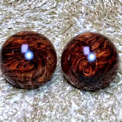 黄花梨保健球海南油梨老料、5.0大球、正面鬼脸+对眼、背面劲爆水波纹纹理、