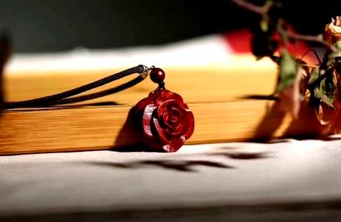 为诗花落成词。问几回花开花落是谁给了谁一生玫瑰花 吊坠材质印度小